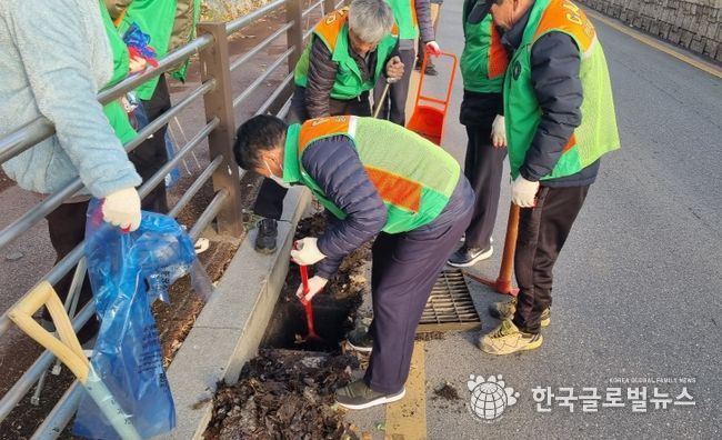 평택시 신평동 자율방재단 도로 빗물받이 낙엽 청소 재해예방 활동