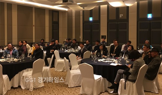 8일 오전 박근혜퇴진 화성운동본부가 푸르미르 호텔에서 김원웅 초청강연과 신년오찬회'를 개최하고 있다.ⓒ경기타임스