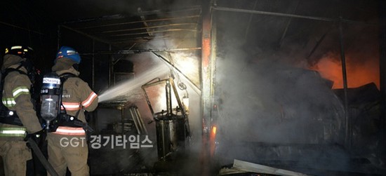 이천시 마장면 이치리 샌드위치판네 건물 화재(사진-이천소방서 제공)ⓒ경기타임스
