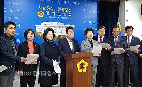 17일 자유 한국당 경기도의원들은 도의회 브리핑룸에서 기자회견을 갖고 원유철 대통령 후보를 지지선언하고 있다.ⓒ경기타임스