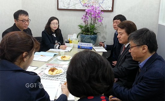 경기도의회 보건복지위원회 송영만 의원재가노인지원서비스의 현문제점과 대책마련, 향후 서비스 발전방향에 관한 간담회ⓒ경기타임스