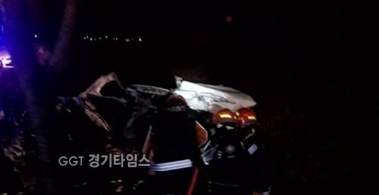 포천시 이동면의 한 도로에서 승용차와 시내버스가 정면충돌..사진-포천소발서 제공ⓒ경기타임스