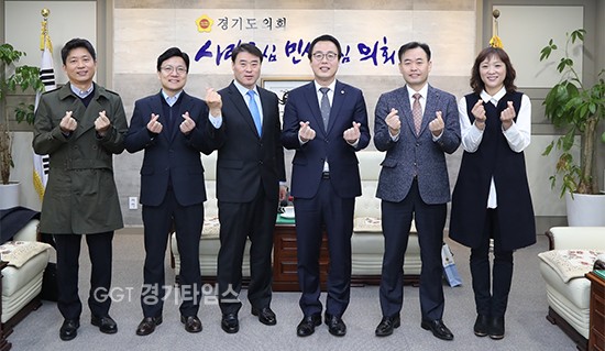 경기도의회 정기열 의장(더불어민주당, 안양4)은 오전 의장 접견실에서 ‘안양시 배드민턴협회’ 임원진을 만나ⓒ경기타임스