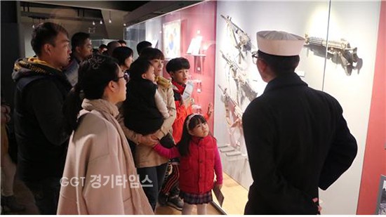 육군 제51보병사단은 봄기운이 물씬 풍기는 계절에 봄나들이 대신 해군 제2함대사령부 안보견학ⓒ경기타임스