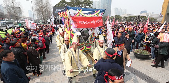 28일 오전 11시 서울 용산구 국방부 맞은편 전쟁기념관 앞.화성시민들의 꽃 상여 퍼포먼스ⓒ경기타임스