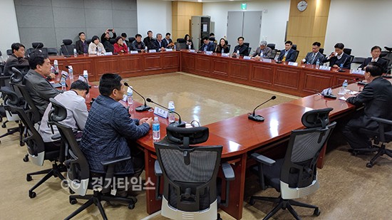 28일 오전 국방부... 서청원 의원 주도로 국방부 관계자와 전투비행장화성이전반대범대위 및 주민 대표들과 국방부 관계자 대책 회의ⓒ경기타임스