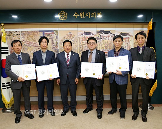 사진- 왼쪽부터 최승덕,이수승,김진관의장,이철승,류재석,이종령 위원ⓒ경기타임스