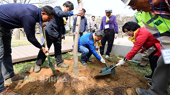 채인석 화성시장이 시민들과 동탄 개나리공원 식목일 행사에 나무를 이식하고 있다ⓒ경기타임스