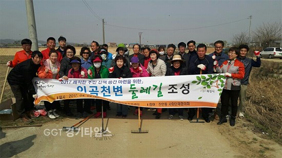 화성시 진안동, 코스모스‘걷고 싶은 인곡천 둘레길’ⓒ경기타임스
