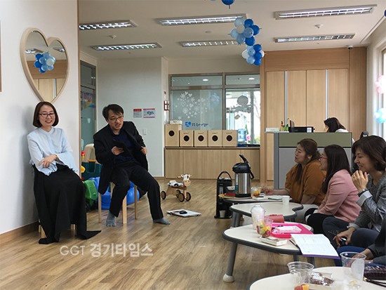 지난 4일 화성민주포럼, 꿈고래놀이터부모협동조합 동탄1호점 개소식...임신화 이사장과 김성남 박사의 토크콘서트ⓒ경기타임스