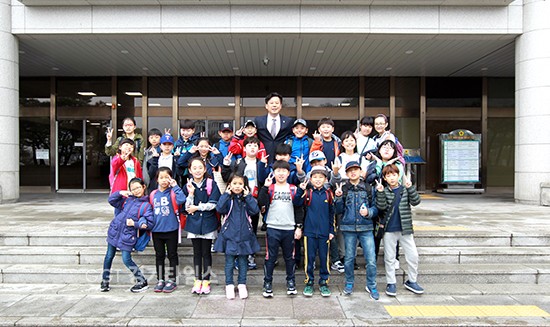 경기도의회 교육위원회 박재순 의원, 수원 선일초등학교 학생 도의회 견학체험ⓒ경기타임스
