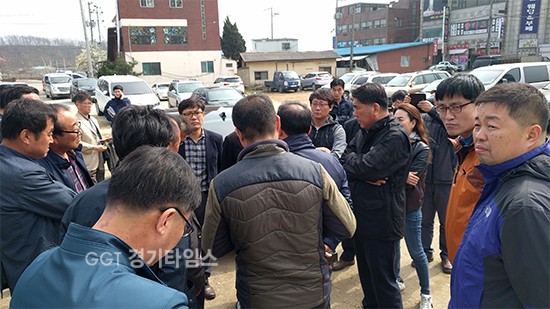 지난 8일 오후 2시 30분쯤 화성시 우정읍 조암리(245-9번지 일원)에서 수원시 군공항지원과장을 포함한 수원시 공무원 10여명이 일방적으로 열려던 주민설명회가 지역주민들과 화성시청 공무원, 시의원 들의 강력반발로 무산됐다.ⓒ경기타임스