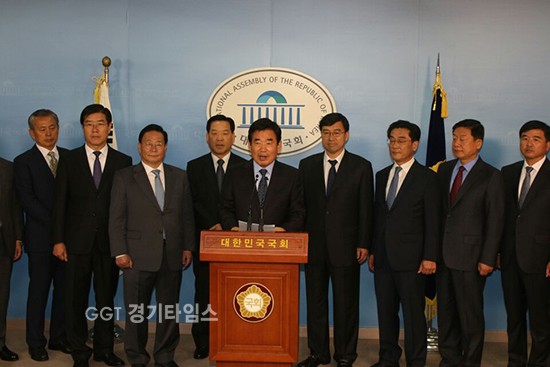 김진표의원과 전직 기무사령부 출신 장군 및 지휘관 22명이 10일 국회 정론관에서 기자회견을 열어 더불어민주당 문재인후보 지지를 선언하고 있다-사진 김진표의원실 제공ⓒ경기타임스