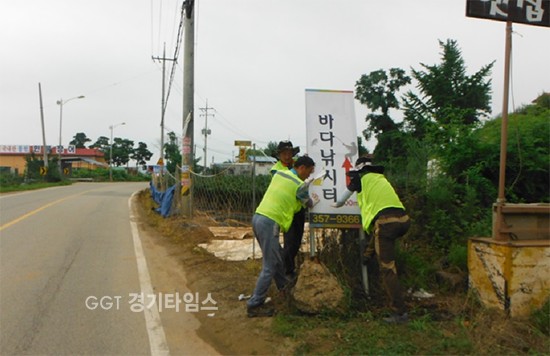 화성시가 27일부터 29일까지 제63회 경기도체육대회를 앞두고 불법광고물 정비ⓒ경기타임스