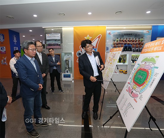 채인석 화성시장이 27일부터 29일까지 열리는‘제63회 경기도체육대회’를 앞두고 20일 화성종합경기타운에서 ‘현장점검 및 최종 추진상황 보고’를 받고 있다ⓒ경기타임스