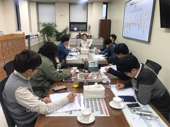 경기도의회 이나영 의원이 21일 경기도의회 여성가족교육협력위 회의실에서 경기청년네트워크 청년 등 도내 청년들과 함께 청년지원정책의 방향에 관한 간담회ⓒ경기타임스