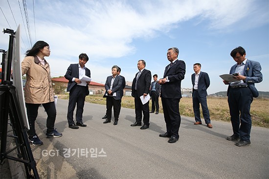 화성시의회 행정자치위원회는 24일 제162회 임시회 활동의 일환으로 ‘2017년도 수시분 공유재산 관리계획안’사업대상지 중 하나인 만년제 현장방문ⓒ경기타임스