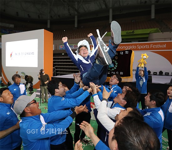 화성시가 제63회 경기도체육대회 왕좌 등극...채인석 화성시장이 축하의 헹가래를 받고 있다.ⓒ경기타임스