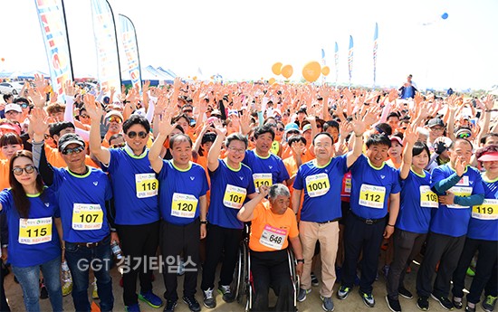 5일 서신면 궁평항 일원에서 열린 제18회 화성 효마라톤 대회’,... 채인석 화성시장, 김정주 화성시의회의장이 마라톤 회원들과 "화성호는 우리가 지킨다"을 외치고 있다.ⓒ경기타임스