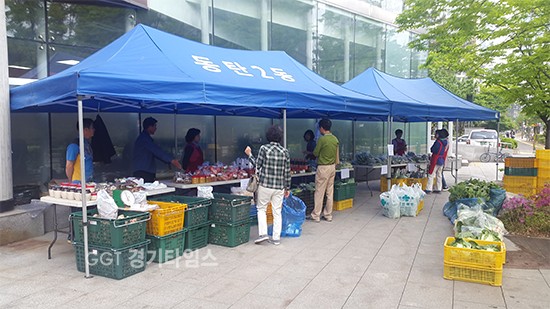 화성시와 (재)화성푸드통합지원센터가 11월 30일까지 동탄 신도시 등 인구밀집지역 6개소에서 ‘농특산물 직거래장터’를 운영ⓒ경기타임스