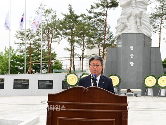 채인석 화성시이 6일 순국선열과 호국영령들의 넋을 기리고자 화성시 현충탑(송산동 소재)에서‘제62회 현충일 추념식’추년사를 하고 있다ⓒ경기타임스