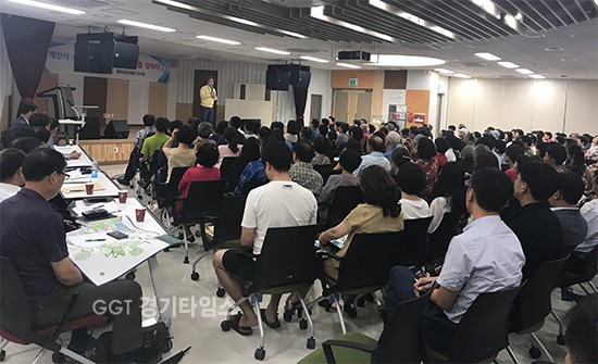 동탄중앙이음터 대강당에서 입주민 300여명이 참여한 가운데 주민설명회을 갖는 ‘채인석 시장의 동탄2신도시 미래를 말하다ⓒ경기타임스