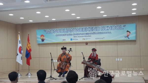 몽골 전통악기로 몽골음악을 연주했다