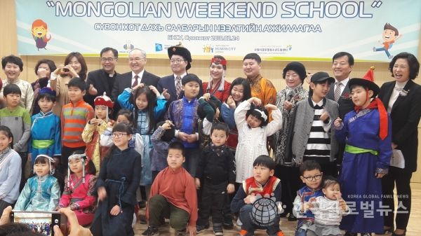 몽골이주여성 가족과 몽골대사관및 수원시청 관계자들과 기념촬영.