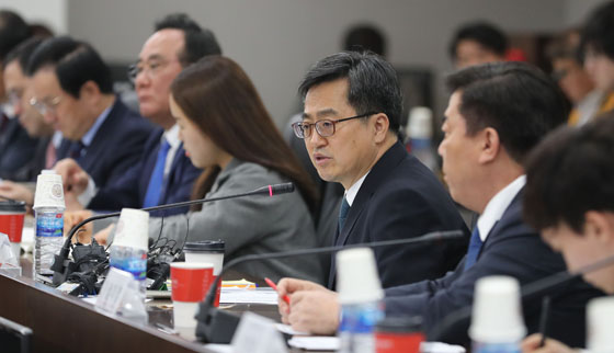 ▲ 김동연 부총리 “추경통해 중기 지원…청년고용 확대 당부”