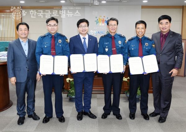 사진) 왼쪽부터 이병규 시민안전과장, 길홍섭 서부 생활안전과장, 염태영 수원시장, 박생수 남부서장, 석균혁 중부 생활안전과장, 신태호 안전교통국장이 업무협약을 체결하고 기념촬영을 하고 있다.