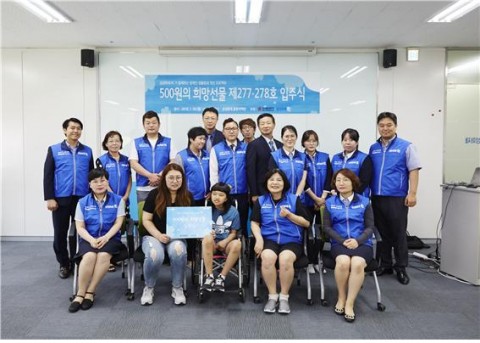 ▲ 장애인먼저실천운동본부, 500원의 희망선물 화성시 장애인 가정에 편의시설 개선