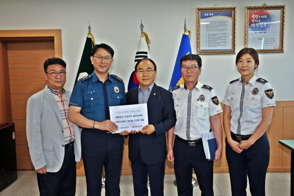 왼쪽부터 이창원 경영지원부장, 오근환 경비교통과장, 이부영 사장, 이승기 교통관리계장, 이은숙 교통관리계 경사 왼쪽부터 이창원 경영지원부장, 오근환 경비교통과장, 이부영 사장, 이승기 교통관리계장, 이은숙 교통관리계 경사