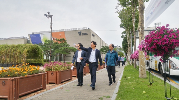 백운석 부시장(가운데)이 정조대왕능행차 구간을 점검하고 있다. 백운석 부시장(가운데)이 정조대왕능행차 구간을 점검하고 있다.