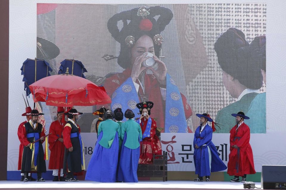 혜경궁 홍씨에게 음식과 차를 올리는 모습 혜경궁 홍씨에게 음식과 차를 올리는 모습