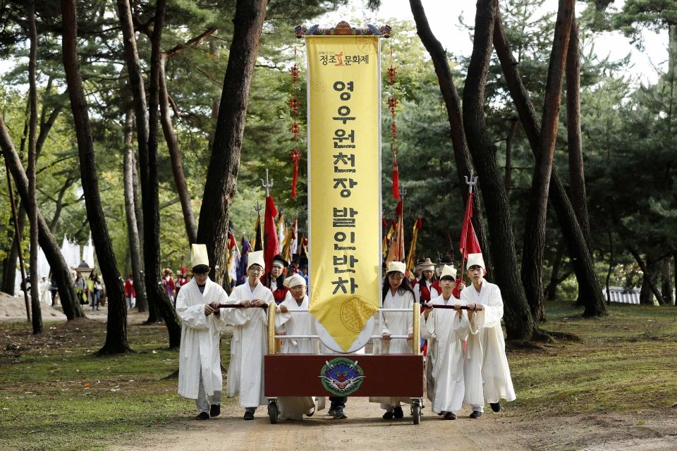 지난6일 열린 영우원 천장 발인반차 모습, 사도세자의 묘를 천하제일 명당 화성시 융릉으로 이장하는 왕실 장례문화 재현행사로 올해 처음으로 열렸다. 1 지난6일 열린 영우원 천장 모습, 사도세자의 묘를 천하제일 명당 화성시 융릉으로 이장하는 왕실 장례문화 재현행사로 올해 처음으로 열렸다. 1