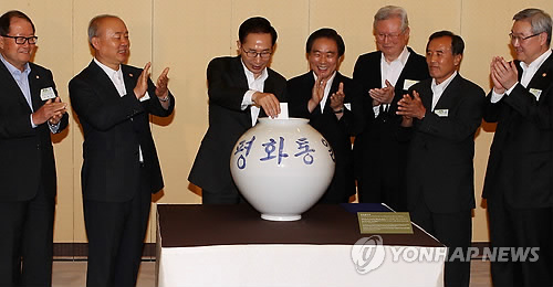 통일기금 모금행사에서 이명박 대통령이 통일항아리에 금일봉을 기부하는 모습(출처 : 통일항아리 국민 속으로 찾아간다(연합뉴스, 2012/09/10) 통일기금 모금행사에서 이명박 대통령이 통일항아리에 금일봉을 기부하는 모습(출처 : 통일항아리 국민 속으로 찾아간다(연합뉴스, 2012/09/10)