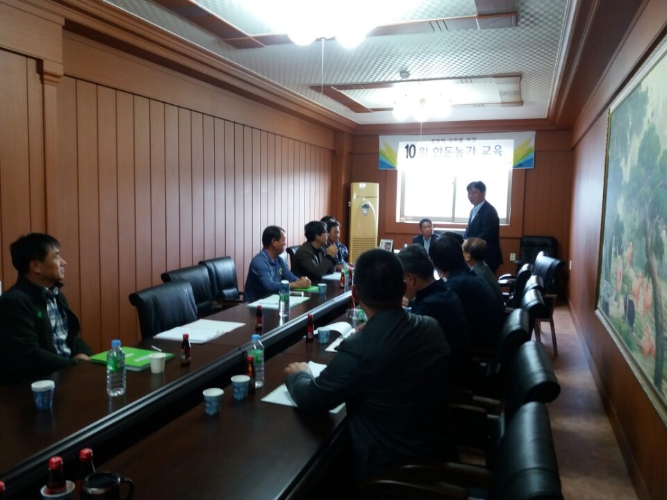 성수석 의원이 이천 축산농가의 애로사항을 청취하고 있다. 성수석 의원이 이천 축산농가의 애로사항을 청취하고 있다.