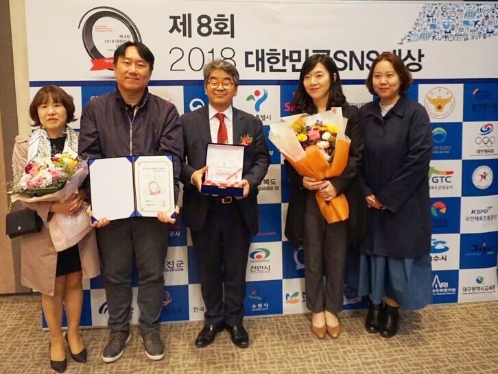 김타균 수원시 홍보기획관(가운데)과 수원시 관계자들이 수상 후 기념촬영을 하고 있다.