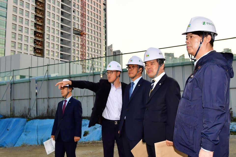 이한규 수원시 제1부시장(맨 오른쪽)이 관계자들과 함께 광교 법조타운 청사 건립현장을 방문해 설명을 듣고 있다.