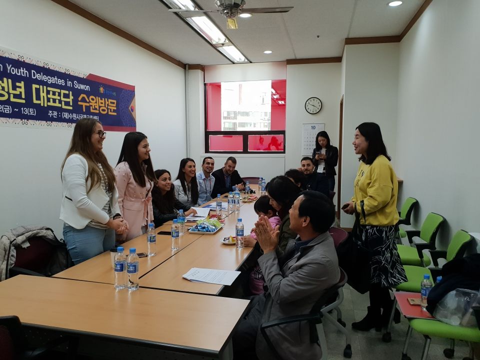 수원시 가정에서 한국문화 체험을 하는 불가리아 청년 대표단,