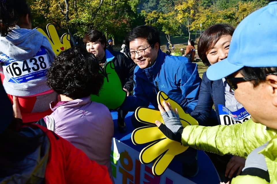 염태영 수원시장이 나눔워킹페스티벌에 참가한 시민들을 격려하고 있다. 염태영 수원시장이 나눔워킹페스티벌에 참가한 시민들을 격려하고 있다.