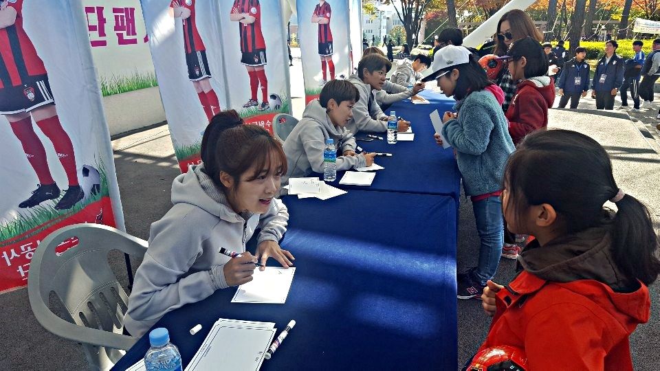 수원도시공사 여자축구단 팬 사인회 모습 2 수원도시공사 여자축구단 팬 사인회 모습 2
