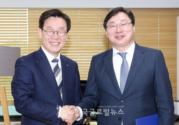 지난 7월 임용장 수여 모습 왼쪽부터 이재명 지사, 이화영 부지사 지난 7월 임용장 수여 모습 왼쪽부터 이재명 지사, 이화영 부지사