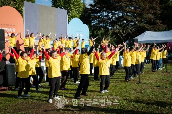 주민들이 직접 개발한 마을상상댄스 퍼포먼스 시연중 주민들이 직접 개발한 마을상상댄스 퍼포먼스 시연중