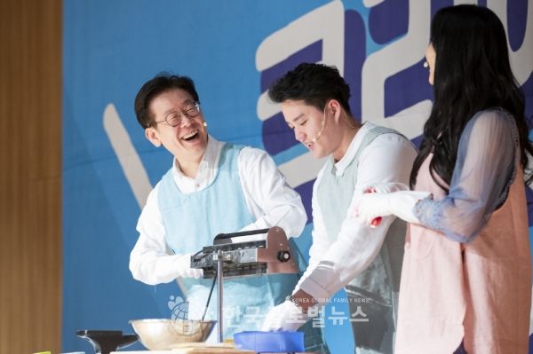크리에이터즈행사에서 쿠킹시연하는 이재명 지사 크리에이터즈행사에서 쿠킹시연하는 이재명 지사
