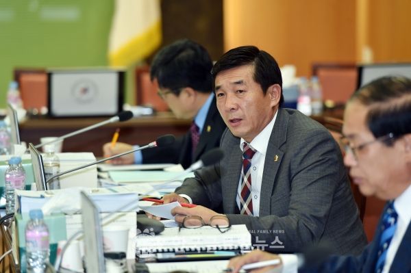 엄교섭 의원 질의장면