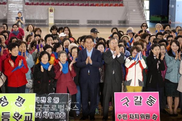 백군기시장과 성인문해 추억의 명랑운동회 참가자들 백군기시장과 성인문해 추억의 명랑운동회 참가자들