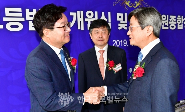 염태영 시장(왼쪽)이 김명수 대법원장과 인사하고 있다.