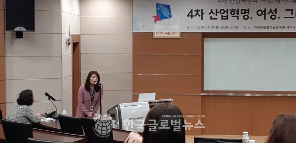 소개하는 고인정 부원장 소개하는 고인정 부원장