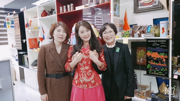 사진가운데 사회를 맡은 진입유 기자 사진가운데 사회를 맡은 진입유 기자